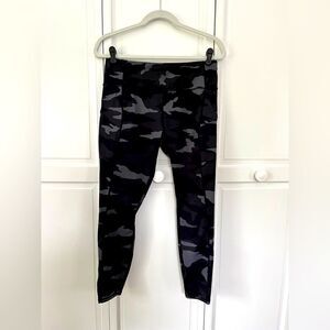 Athleta Medium Rise 7/8 Black and Grey Tones Camo 7/8 Legging Size Medium